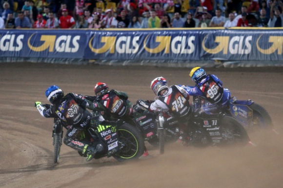 Wielkie ściganie we Wrocławiu. Zmarzlik najszybszy LIFESTYLE, Motoryzacja - To był jeden z najciekawszych turniejów Speedway Grand Prix w ostatnich latach i żużel w najlepszym wydaniu. Ogromne emocje rozgrzewały publiczność od pierwszego do ostatniego biegu. Z apogeum i zwycięstwem Polaka w finale!