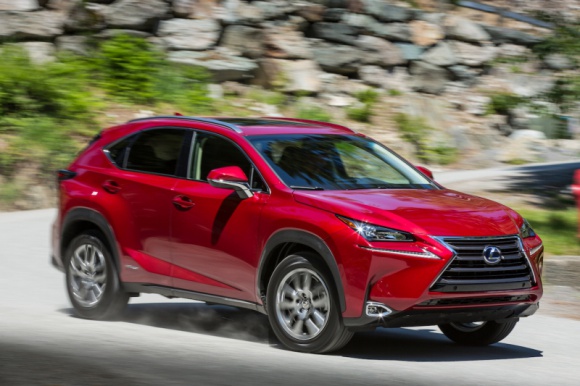 Lexus NX wyjątkowo bezpieczny. Najwyższa ocena w testach IIHS LIFESTYLE, Motoryzacja - Popularny SUV Lexus NX zdobył najwyższą ocenę Top Safety Pick+ amerykańskiego Insurance Institute for Highway Safety. Samochód doceniono nie tylko za wytrzymałość nadwozia, ale również za system zapobiegający kolizjom i przednie światła