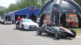 Event motoryzacyjny i wsparcie Podlaskiego Hospicjum Dziecięcego „Obok Nas” LIFESTYLE, Motoryzacja - Devil-Cars po raz drugi w tym sezonie zawładną Torem Wschodzący Białystok. Podczas eventu motoryzacyjnego będzie można przejechać się jednym z kilkunastu luksusowych aut i wesprzeć Podlaskie Hospicjum Dziecięce „Obok Nas”. Impreza odbędzie się 4 sierpnia.