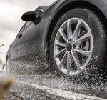 Jesienne deszcze zwiększają ryzyko aquaplaningu – ostrzega Nokian Tyres