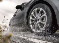 Jesienne deszcze zwiększają ryzyko aquaplaningu – ostrzega Nokian Tyres