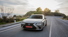 Lexus wyprzedza BMW i Mercedesa w USA BIZNES, Motoryzacja - Amerykański oddział Lexusa ma powody do radości. Sierpień był drugim miesiącem z rzędu, kiedy sprzedaż japońskiej marki w Stanach Zjednoczonych była większa niż wyniki mocnych europejskich konkurentów - BMW i Mercedesa.