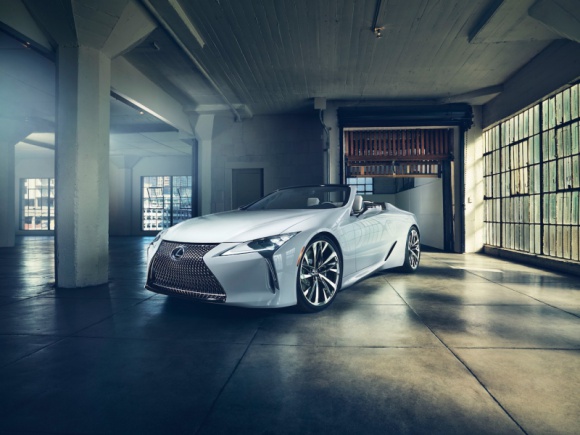 Data premiery Lexusa LC Convertible niemal pewna LIFESTYLE, Motoryzacja - W połowie roku Lexus potwierdził wprowadzenie do produkcji widowiskowego kabrioletu LC Convertible. Teraz samochód najprawdopodobniej w wersji produkcyjnej przyłapano w czasie nagrywania filmu na ulicach Los Angeles.