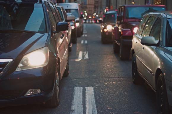 Przygotuj auto na jesień BIZNES, Motoryzacja - Nadeszła kalendarzowa jesień. W związku z tym wszyscy kierowcy powinni jeździć ostrożniej, a także odpowiednio przygotować swoje auta przed wyruszeniem w trasę.