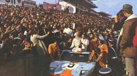 Więcej, niż wyścig. Wszystko, co musisz wiedzieć o Le Mans LIFESTYLE, Motoryzacja - Już wkrótce na ekranach polskich kin zobaczymy film Le Mans ‘66, opowiadający o rywalizacji Forda i Ferrari w jednym z najtrudniejszych i najsłynniejszych wyścigów na świecie.