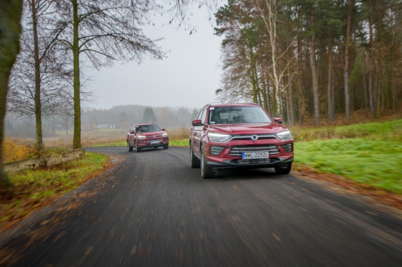 Nowy SsangYong Korando BIZNES, Motoryzacja - Tym razem SsangYong ma przyjemność zaprezentować swój kultowy SUV KORANDO w nowej odsłonie. Już sam wygląd nowego KORANDO przyciąga uwagę. Samochód emanuje siłą oraz energią i zapewnia doskonałą dynamikę jazdy, która sprosta najśmielszym oczekiwaniom.