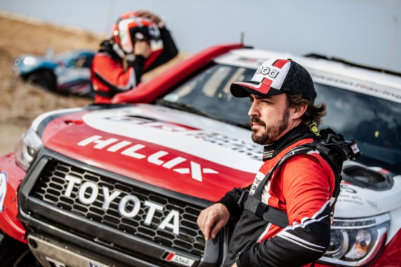 Pierwszy sukces Fernando Alonso w Toyocie Hilux przed Rajdem Dakar LIFESTYLE, Motoryzacja - 81 dni po pierwszych wspólnych testach Toyoty Hilux Fernando Alonso i Marc Coma zajęli trzecie miejsce w rozgrywanym w Arabii Saudyjskiej rajdzie Al Ula-Neom Cross-Country Rally.
