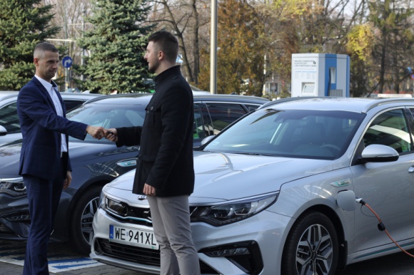 Arval konsekwentnie powiększa zieloną flotę. BIZNES, Motoryzacja - 7 listopada flota Arval Service Lease Polska powiększyła się o 100 samochodów marki Kia Optima Hybrid Plug-in. Przyjazne środowisku pojazdy są dostępne dla klientów Arval w usłudze wynajmu średnioterminowego (MTR)