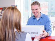 Poczta Polska: nietrafione prezenty można zwrócić za darmo handel, towary konsumpcyjne - Polacy coraz więcej kupują w internecie i coraz częściej korzystają z możliwości zwrócenia zakupów do e-sklepu. W ciągu jedenastu miesięcy tego roku liczba e-zwrotów realizowanych przez Pocztę Polską wzrosła o 92% w porównaniu z rokiem ubiegłym. Możliwość łatwego odesłania towaru do sklepu internetowego stopniowo staje się standardem zakupowym.