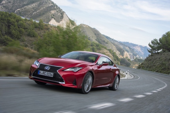 Lexus RC: radykalne coupe o czterech obliczach LIFESTYLE, Motoryzacja - Od oszczędnego, luksusowego coupé, przez sportowe auto z legendarną V-ósemką, po torowego potwora – żaden inny samochód w ofercie Lexusa nie ma tyle twarzy, co Radical Coupé, czyli RC. Sprawdzamy, na czym polega radykalizm każdego z wariantów tego modelu.