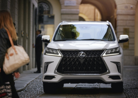 Nowy Lexus LX spodziewany w 2021 roku LIFESTYLE, Motoryzacja - Coraz więcej mówi się o następcy flagowego SUV-a Lexusa. W październiku świat obiegła informacja, że japońska marka zarejestrowała oznaczenie LX 600.