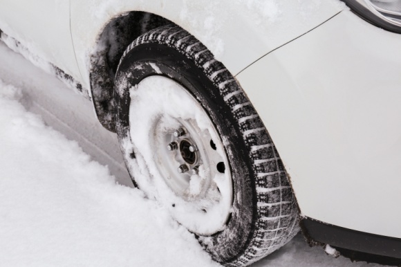 Poprawne hamowanie w warunkach zimowych LIFESTYLE, Motoryzacja - Zima to najbardziej wymagająca pora roku dla każdego kierowcy. Absolutną podstawą w warunkach zimowych jest poprawne hamowanie. Z technicznego punktu widzenia różni się ono w porównaniu do jazdy w sprzyjających warunkach atmosferycznych. W jaki sposób?