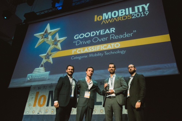 Czytnik najazdowy Goodyear Drive-Over-Reader nagrodzony za innowację BIZNES, Motoryzacja - Niezależni eksperci uznali czytnik najazdowy Goodyear Drive-Over-Reader za wiodącą innowację na rynku. Jego znaczenie dla branży podkreślają przyznane międzynarodowe nagrody, w tym ostatnia IoMobility w kategorii 'Mobility Innovation' od Innovability.