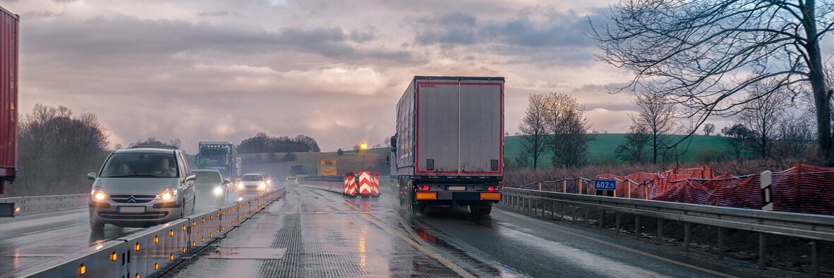 Jazda w załodze, czyli jak dojechać do Paryża na raz? , - Jak najkorzystniej wysłać transport w długą trasę, gdy dla odbiorcy liczy się jak najkrótszy czas dostarczenia towaru? W załodze kilkuosobowej. Według przepisów dwóch kierowców w ciągu jednego dnia może wykorzystać łącznie aż 20 godzin jazdy. Przy średniej prędkości 70 km/h mogą pokonać nawet 1400 kilometrów, czyli na przykład drogę ze Strzelec Opolskich do Paryża. To wygoda zarówno dla kierujących ciężarówką, jak i zleceniobiorców. Nadal jednak pojawiają się liczne wątpliwości dotyczące czasu pracy. Mateusz Włoch, ekspert Inelo, wyjaśnia, jak liczyć pierwszą godzinę i kiedy można przerwać jazdę w załodze. Sprawdź, jakie błędy są najczęściej popełniane w tak zwanej podwójnej obsadzie.