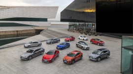 Lexus notuje ogromny wzrost sprzedaży w Chinach BIZNES, Motoryzacja - Lexus staje się coraz mocniejszym graczem na największym rynku motoryzacyjnym świata – w Chinach. W 2019 roku japońska marka zanotowała w Państwie Środka kolejny rekord sprzedaży i wyraźny wzrost zainteresowania jej samochodami.