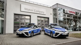 Toyota Mirai na patrolu w Berlinie LIFESTYLE, Motoryzacja - Berlińska policja kupiła dwa nowe bezemisyjne radiowozy. Są to sedany Toyota Mirai z silnikiem elektrycznym, zasilanym ogniwami paliwowymi na wodór.