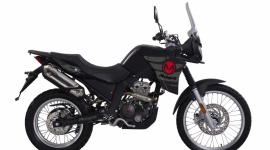 Polska premiera włoskiego motocykla Malaguti Dune X 125 LIFESTYLE, Motoryzacja - Firma 4cv Moto wprowadza do swojej oferty nowy model Malaguti - Dune X 125. To następca najpopularniejszego w 2019 modelu tej klasy, Dune 125 ze wzmocnionym zawieszeniem terenowym, który tak samo jak swój poprzednik nie wymaga uprawnień na motocykl.
