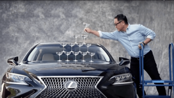 Prezydent Toyoty odtworzył legendarną reklamę Lexusa LIFESTYLE, Motoryzacja - Akio Toyoda, człowiek stojący u sterów koncernu Toyota, słynie nie tylko z miłości do samochodów, ale również z wyjątkowego poczucia humoru.