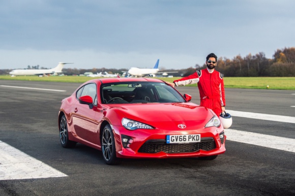 Toyota GT86, tor Top Gear, a w środku… niewidomy kierowca! LIFESTYLE, Motoryzacja - Są na świecie ludzie, dla których ograniczenia najwyraźniej nie istnieją. Taką osobą jest dr Amit Patel, niewidomy kierowca, który w Toyocie GT86 wykręcił niesamowity czas na torze brytyjskiego programu Top Gear. Odsłaniamy kulisy tego niezwykłego wyczynu.