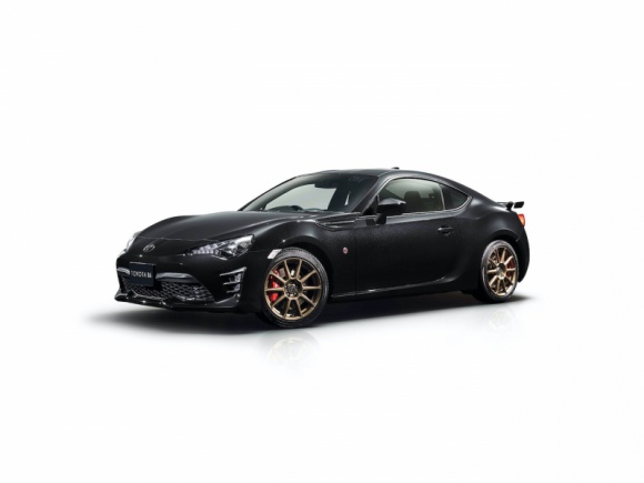 Toyota przywołuje wspomnienia. GT86 w specjalnej wersji Black Limited LIFESTYLE, Motoryzacja - Był rok 1986. W radiu leciało Europe i utwór The Final Countdown, a w Azji z fabryk wyjeżdżały kolejne egzemplarze Toyoty AE86 Sprinter Trueno GT Apex w limitowanej wersji Black Limited.