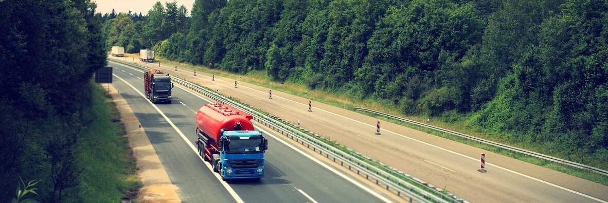 Telematyka – kierowcy ciężarówek z Polski pracują mimo trudności, jakie stawia przed nimi koronawirus , - Pandemia koronawirusa stawia przed truckerami wyzwania, jednak polscy przewoźnicy nadal jeżdżą, dzięki czemu łańcuchy dostaw nie są przerwane, a gospodarki krajów UE mogą funkcjonować. Przedsiębiorcy nie zgłaszają już kłopotów z dyspozycyjnością kierowców, którzy obawiali się zakażenia koronawirusem. Z raportu firmy INELO wynika, że z brakiem rąk do pracy mierzy się obecnie mniej transportowców niż jeszcze na początku marca 2020 roku[1]. Co więcej, eksperci podkreślają, że środki bezpieczeństwa podczas załadunków i rozładunków minimalizują kontakty między kierowcą, logistykiem czy pracownikami magazynów. W tej sytuacji pomagają też nowoczesne technologie, w tym między innymi telematyka.