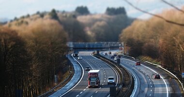 Telematyka transportu. Ratunek dla rentowności i „must have” dla bezpieczeństwa kierowców , - Pod wpływem doniesień o kolejnych obszarach objętych pandemią koronawirusa, sytuacja w transporcie międzynarodowym dynamicznie się zmienia. Niemalże codziennie spedytorzy dowiadują się o nowych regulacjach wprowadzanych przez państwa Wspólnoty Europejskiej, mających wpływ na pracę zawodowych kierowców. Analizując dane wygenerowane przez system telematyczny GBox[1], przygotowane przez Grupę INELO, możemy zaobserwować, że pomimo spolaryzowanych nastrojów przedsiębiorcy odnajdują się w nowych realiach. Ważnym wyzwaniem przed którym stają firmy jest utrzymanie rentowności na nieprzewidywalnym rynku przy jednoczesnym zapewnieniu bezpieczeństwa kierowców. Jak wykorzystać nowe technologie do utrzymania się na rynku? Podpowiadają eksperci INELO.