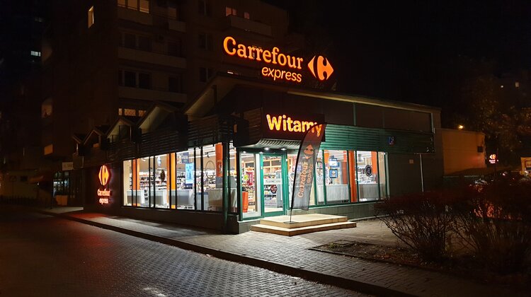 Carrefour i Glovo dowiozą zakupy w mniej niż godzinę nowe produkty/usługi, handel - Carrefour, jedna z największych sieci handlowych w kraju i Glovo, popularna aplikacja dostarczająca produkty na życzenie, na początku kwietnia rozpoczęły oficjalną współpracę w Polsce. Konsumenci zyskują możliwość zamawiania zakupów ze sklepów Carrefour Express, które zostaną dostarczone pod ich drzwi przez kurierów Glovo. Wszystko to w czasie krótszym niż godzina.