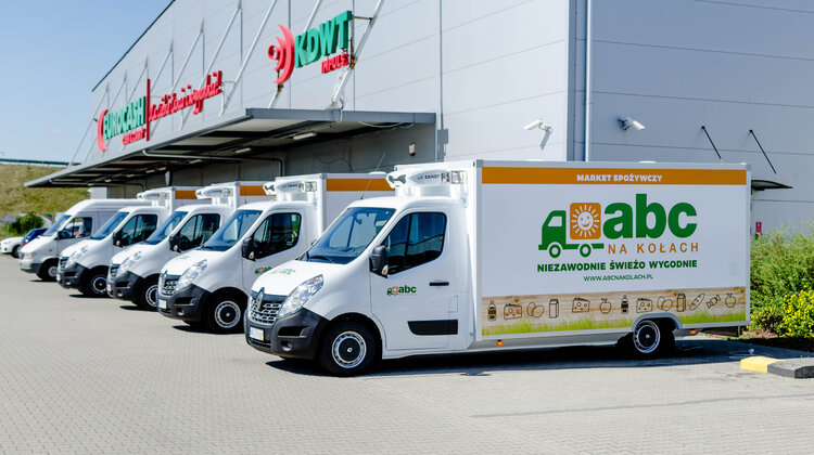 „abc na kołach” - mobilne sklepy ułatwiają życie w izolacji nowe produkty/usługi, handel - abc na kołach”, rozwijana przez Grupę Eurocash sieć agencyjna, prowadząca mobilną sprzedaż produktów żywnościowych w małych miejscowościach i wsiach, gdzie brakuje sklepów stacjonarnych, wprowadziła możliwość zamówienia sklepu na telefon.