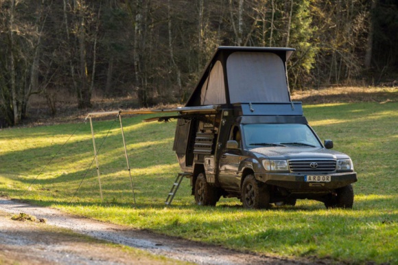 Toyota Land Cruiser 100 kamper – idealny samochód wyprawowy