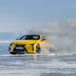 Sportowe coupé i luksusowy SUV na jeziorze Bajkał – nietypowy test dla aut