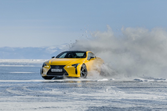 Sportowe coupé i luksusowy SUV na jeziorze Bajkał – nietypowy test dla aut