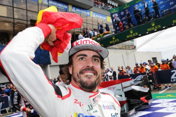 Jak Toyota pomogła Fernando Alonso odnaleźć radość z motorsportu LIFESTYLE, Motoryzacja - Czy dwukrotny mistrz świata F1 może się dusić w świecie królowej motorsportu? Fernando Alonso po latach bez zwycięstwa ochoczo przystał na propozycję Toyoty, która dała mu szansę na trofea. A potem dała możliwość przeżycia przygody życia.