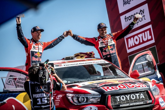 Nasser Al-Attiyah. Olimpijski strzelec, rajdowy książę pustyni. LIFESTYLE, Motoryzacja - Trzy zwycięstwa w Rajdzie Dakar nie wzięły się z niczego. Nasser Al-Attiyah, który w 2019 roku wygrał legendarną imprezę za kierownicą Toyoty Hilux, to jeden z najwszechstronniejszy zawodników.