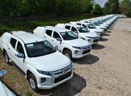 130 Mitsubishi L200 dla VWFS handel, towary konsumpcyjne - Do końca czerwca br. krajowy oddział Mitsubishi Motors dostarczy spółce Volkswagen Financial Services (VWFS) 130 egzemplarzy pickupa Mitsubishi L200. To jeden z efektów wygranego przez VWFS przetargu publicznego na usługi flotowe (CFM) ogłoszonego przez PKP Polskie Linie Kolejowe S.A., dzięki któremu flota pojazdów PKP PLK zostanie powiększona o 130 egzemplarzy pickupa Mitsubishi L200.