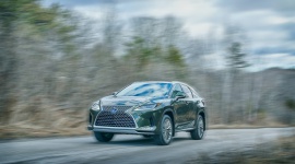 Jubileuszowy Lexus RX dla poszukiwaczy przygód LIFESTYLE, Motoryzacja - Lexus prezentuje limitowaną wersję modelu RX – Experience Edition. Przeznaczone na kanadyjski rynek auto otrzymało wyjątkowy lakier oraz bogate wyposażenie, którego szczególnym elementem jest wideorejestrator.