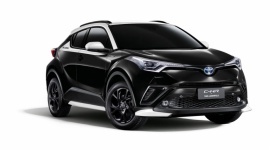 Toyota C-HR w limitowanej edycji Karl Lagerfeld LIFESTYLE, Motoryzacja - Toyota postanowiła uhonorować Karla Lagerfelda, słynnego projektanta związanego z marką Chanel. W ten sposób powstała limitowana edycja Toyoty C-HR, kompaktowego crossovera, którego łączy ze światem mody odważna, wyróżniająca się stylistyka.