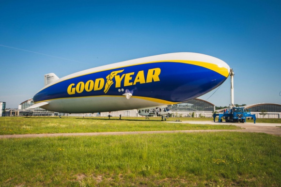 Sterowiec Goodyear Blimp wraca do Europy BIZNES, Motoryzacja - Kultowy symbol powraca. Po raz pierwszy od prawie dekady legendarny sterowiec Goodyear Blimp pojawi się nad Europą. Powrót sterowca jest najnowszą z serii działań wspierających biznes Goodyear na Starym Kontynencie.