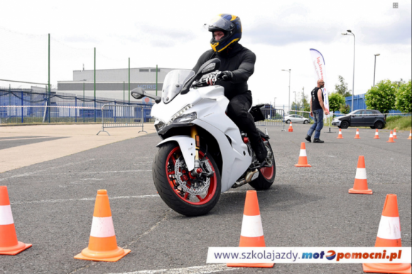 MotoPomocni przeszkolą kierowców motocykli w CH Osowa  LIFESTYLE, Motoryzacja - W najbliższy piątek 26 czerwca, na parkingu CH Osowa odbędzie się szkolenie z jazdy precyzyjnej, miejskiej, które poprowadzą doświadczeni instruktorzy techniki jazdy motocyklem z grupy MotoPomocni.