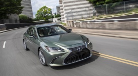 Globalny ranking sprzedaży sedanów segmentu E premium. Lexus ES w czołówce BIZNES, Motoryzacja - Zmiany na podium światowego rankingu najpopularniejszych sedanów segmentu E klasy premium. W 2019 roku na trzecim miejscu znalazł się Lexus ES.