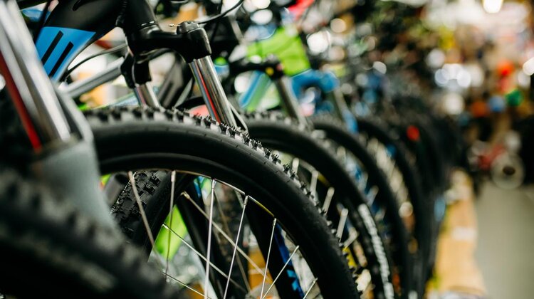 Coraz więcej osób wybiera rower zamiast auta zastępczego styl życia, środowisko naturalne/ekologia - Ponad 3-krotnie wzrosła liczba osób, które zamiast samochodu zastępczego wybrały rower na własność – wynika z danych firmy ubezpieczeniowej ERGO Hestia. Do końca roku towarzystwo chce przekazać klientom nawet 1 000 jednośladów.