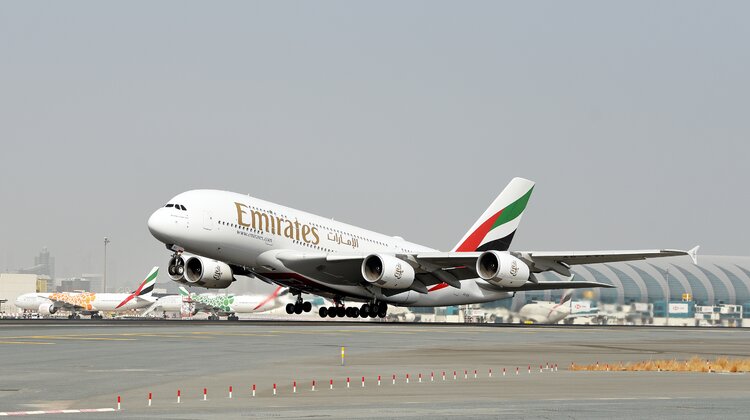Wielki powrót Airbusów A380 linii Emirates transport, ekonomia/biznes/finanse - Linie Emirates ogłosiły powrót połączeń realizowanych przez A380 do Amsterdamu, wznowienie lotów A380 do Londynu i Paryża i ponowne uruchomienie siatki połączeń do 7 innych miast w ciągu jednego dnia