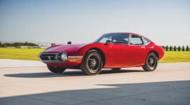 Czy czerwona Toyota 2000GT osiągnie na aukcji cenę miliona dolarów? LIFESTYLE, Motoryzacja - Dom aukcyjny RM Sotheby's wystawił na aukcję sportową Toyotę 2000GT z 1967 roku – jeden z zaledwie 62 egzemplarzy z kierownicą po lewej stronie. 2000GT należy do najbardziej poszukiwanych japońskich samochodów sportowych, za które kolekcjonerzy są gotowi płacić ogromne kwoty.