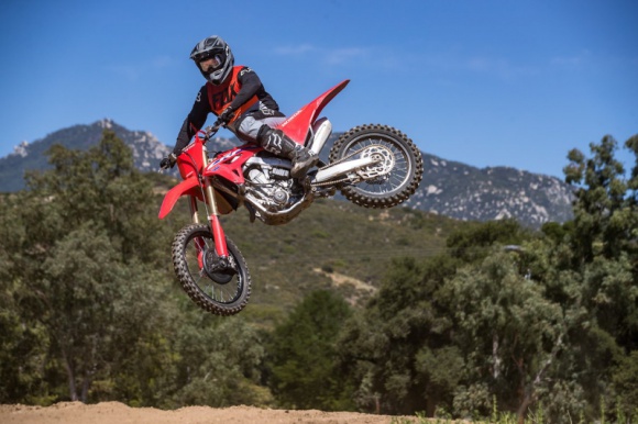 Honda CRF450R z serii 2021 fabrycznie wyposażona w opony Dunlop Geomax MX-33 BIZNES, Motoryzacja - Opona Dunlop Geomax MX-33 została wybrana przez firmę Honda jako oryginalne wyposażenie do modelu CRF450R 2021. To potwierdza jej wszechstronność jako opony motocrossowej zdolnej do niezrównanych osiągów na różnych nawierzchniach.