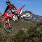 Honda CRF450R z serii 2021 fabrycznie wyposażona w opony Dunlop Geomax MX-33