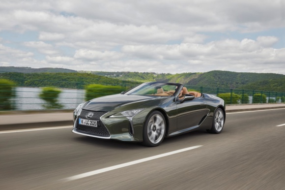 Lexus LC Convertible już w Polsce. Możesz zobaczyć go sam LIFESTYLE, Motoryzacja - Do oficjalnej premiery rynkowej zostało jeszcze trochę czasu, ale nowego Lexusa LC 500 Convertible można już oglądać w Polsce. Kabriolet jest właśnie przedpremierowo prezentowany w salonach japońskiej marki.