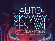 Lotnicze i muzyczne akcenty na Auto Skyway Festival nowe produkty/usługi, wydarzenia - „Auto Skyway Festival. Lotnisko. Toruń. Województwo Kujawsko-Pomorskie.” to aż 11 świetlnych stref, które pojawią się w oryginalnej przestrzeni Lotniska Toruń i niemal 5 km festiwalowej trasy. W programie wydarzenia nie zabraknie też instalacji, które nawiążą do lotniczego charakteru miejsca, jak i do samochodowej formy wydarzenia. Do festiwalu zostało niewiele czasu – warto więc zakupić bilet na