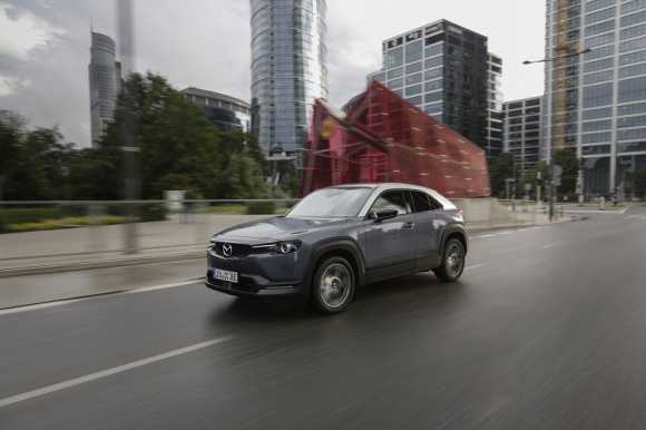 Elektryczna Mazda MX-30 rusza w trasę po Polsce w ramach Mazda Experience Days BIZNES, Motoryzacja - Wybrani dealerzy Mazdy w Polsce zapraszają w dniach 6 – 18 sierpnia na jazdy testowe pierwszym elektrycznym modelem – Mazdą MX-30.