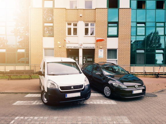 Arval bezpłatnie użycza samochody placówkom medycznym na Mazowszu BIZNES, Motoryzacja - Arval Service Lease Polska po raz kolejny włącza się w pomoc dla polskich placówek medycznych. W obliczu spodziewanej na jesieni drugiej fali epidemii Sars-Cov-2, firma przekazała 15 samochodów na użytek szpitali i ośrodków zdrowia zlokalizowanych na Mazowszu.