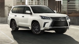 Lexus LX po drobnych zmianach LIFESTYLE, Motoryzacja - Amerykański oddział Lexusa wprowadza drobne zmiany w SUV-ie LX 570. W odsłonie na rok modelowy 2021 samochód otrzymał nowe wyposażenie i ponownie jest dostępny w bardzo limitowanej wersji. A pod jego maską pozostała potężna V-ósemka.