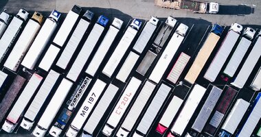 Ponad połowa załadowanych ciężarówek w UE nie jest wykorzystana optymalnie. Jak poprawić zarządzanie transportem w przedsiębiorstwie? , - Każdy kilometr się liczy, dlatego w transporcie drogowym towarów warto je liczyć dokładnie. Według American Transportation Research Institute około 20 proc. odległości pokonywanej przez kierowców ciężarówek nie generuje przychodów. Rzeczywista liczba nierentownych tras może być jeszcze wyższa. Europejski system przewozów również mierzy się z problemami wydajności pojazdów ciężarowych. Efektywność transportu drogowego to podstawa, gdyż to on odpowiada za 76,7 proc. całego przewozu ładunków w UE.[1] Dlatego w najbliższej przyszłości to właśnie wzrost wydajności w operacjach transportowo-spedycyjnych, skuteczna analiza danych oraz sprawne reagowanie na zmiany w sektorze TSL będą kluczowe, by przewoźnik zachował konkurencyjność. Na tym polu przedsiębiorców wspierają narzędzia cyfrowe takie jak telematyka lub TMS (system zarządzania transportem).